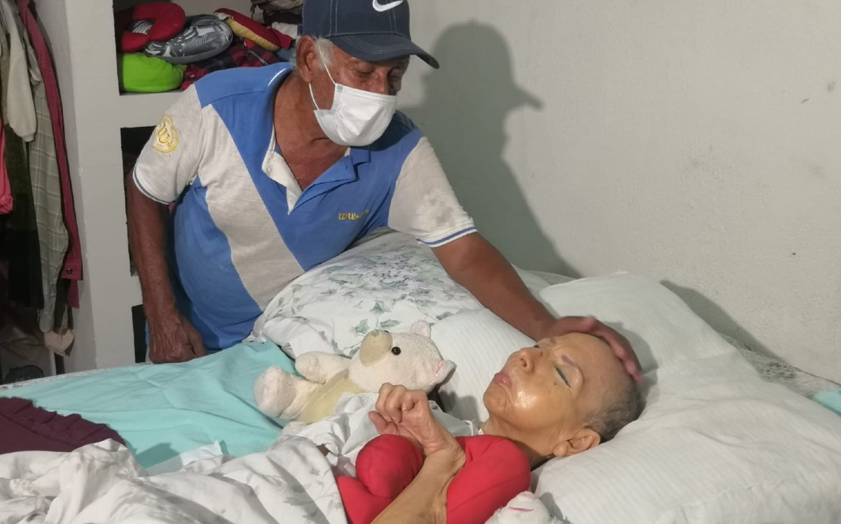 En Apodaca, adulto mayor cuida a toda costa de su pareja enferma y postrada en la cama