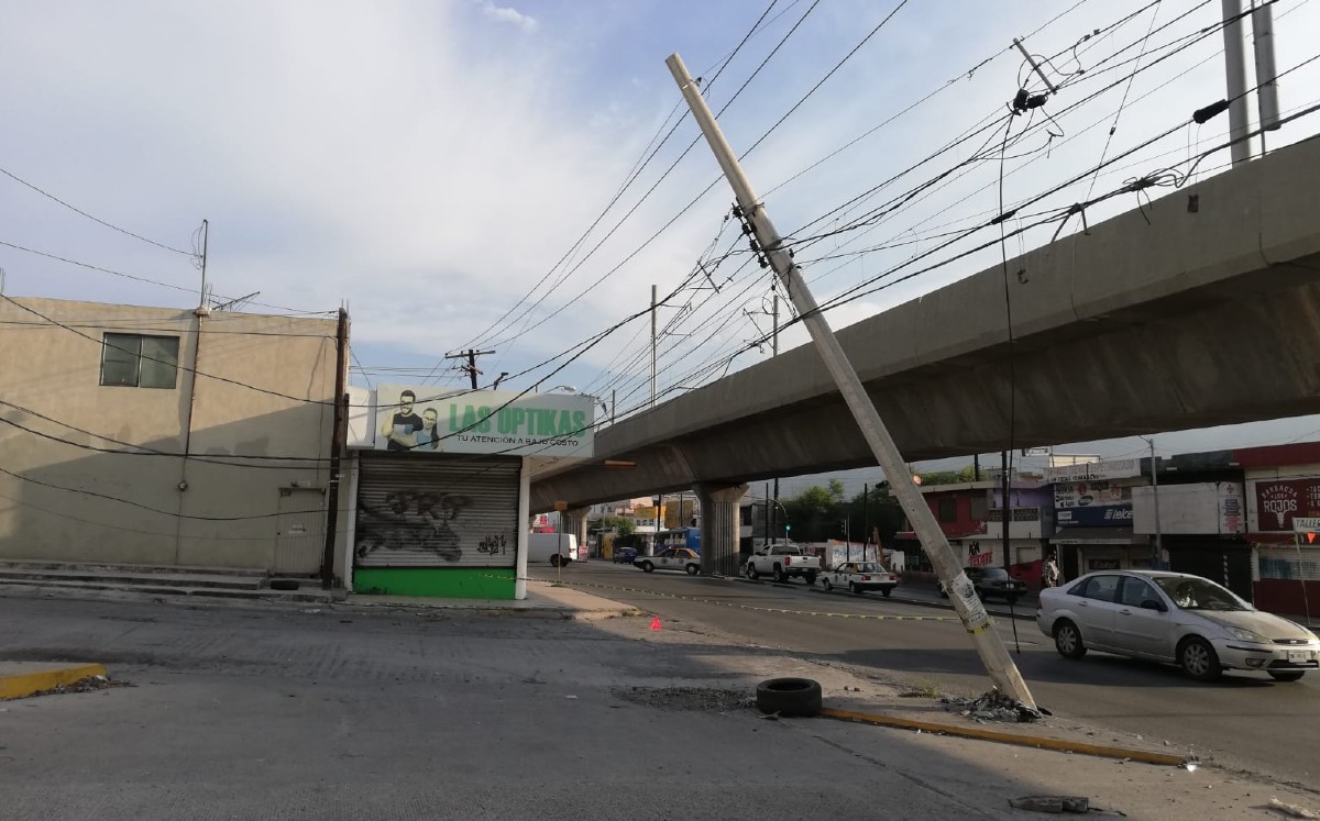 Poste a punto de caer pone en riesgo a transeúntes en la colonia Unidad Modelo, Monterrey