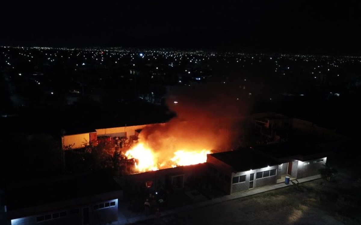 Se incendia una fábrica en la colonia Paraje San José 