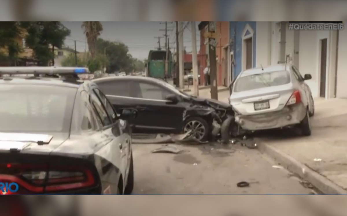 Joven choca contra autos estacionados al evitar atropellar a un gato en Monterrey