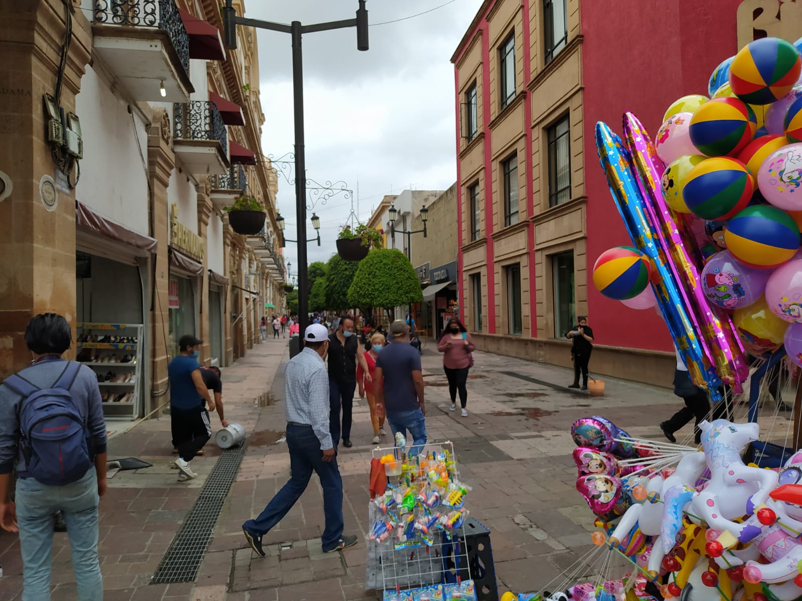 Leoneses relajan medidas pese a posible llegada de tercera ola de contagios