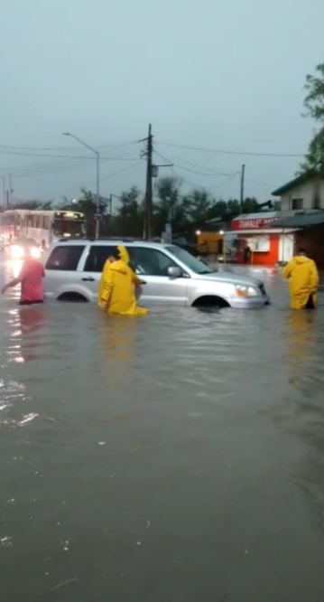 Liberan a conductor de tramo inundado en colonia Las Tinajas, Guadalupe