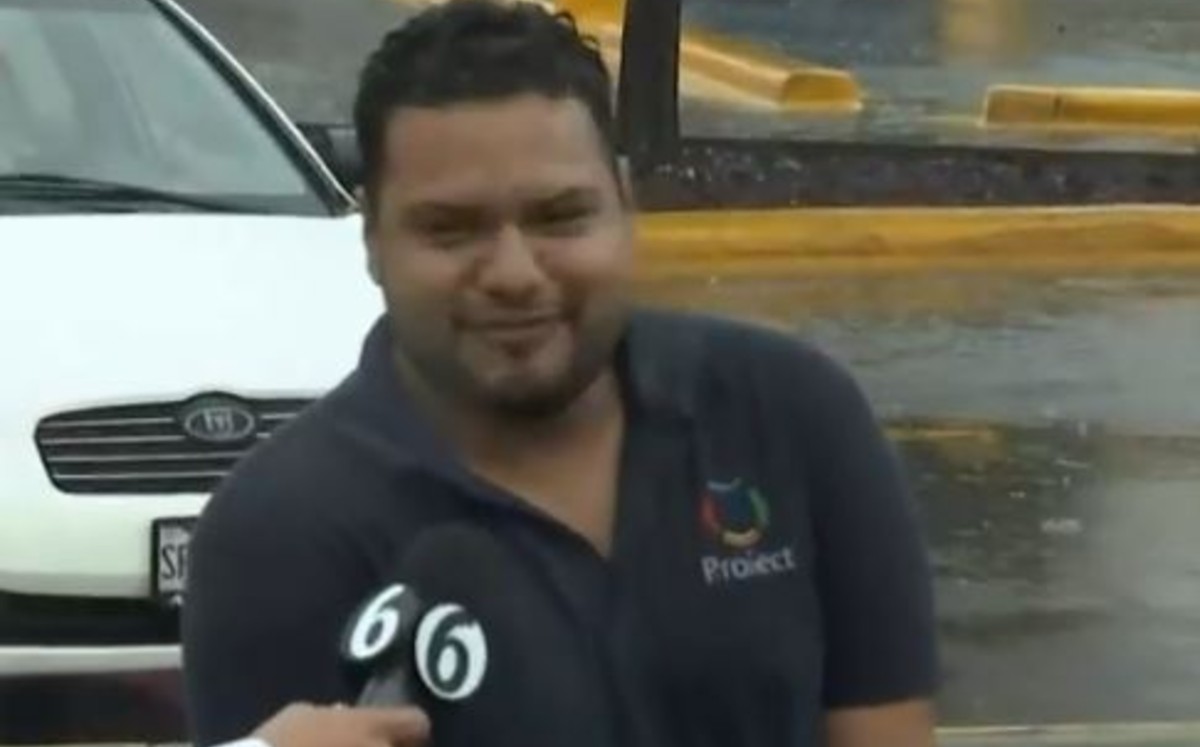 'Le pido a mi jefe que venga por mí'; conductor varado en la lluvia se viraliza por su buena actitud