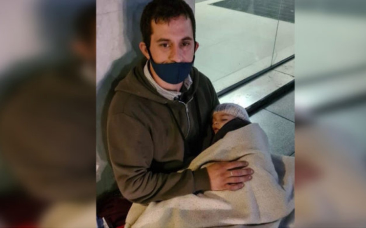 Hombre pedía trabajo en las calles con su hijo en brazos; gracias a redes sociales lo consigue