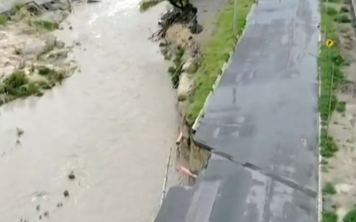 Se desgaja avenida Rubén García Garza en Apodaca ante fuertes lluvias