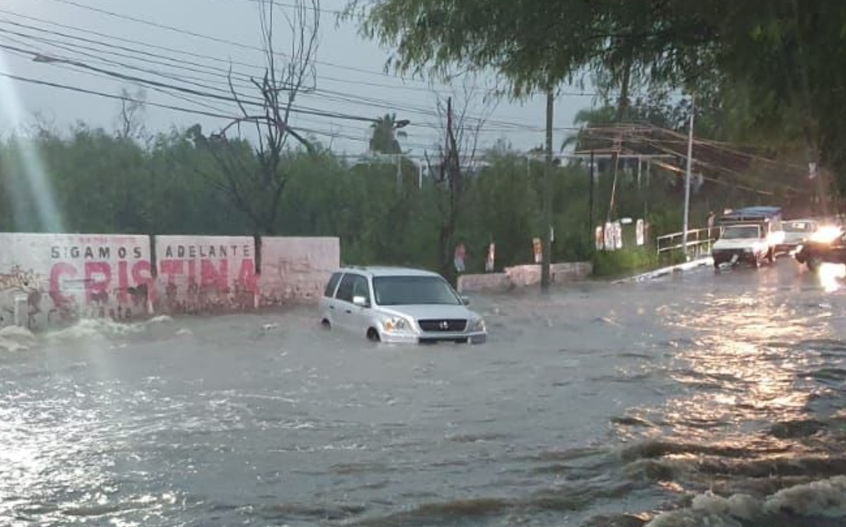 Liberan a conductor de tramo inundado en colonia Las Tinajas, Guadalupe