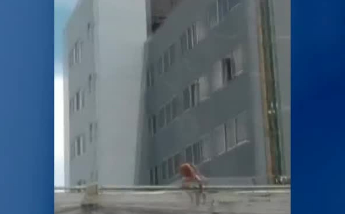 ¡Lo cacharon! Semidesnudo, hombre salta desde la ventana de un hotel en CdMx