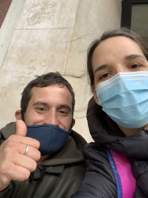 Hombre pedía trabajo en las calles con su hijo en brazos; gracias a redes sociales lo consigue