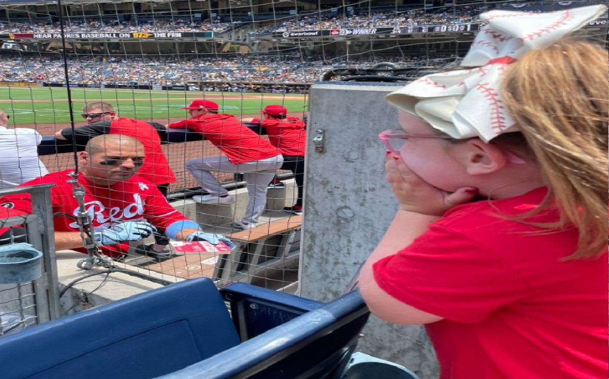 Joey Votto firma pelota y se la obsequia a aficionada después de ser expulsado ante Padres
