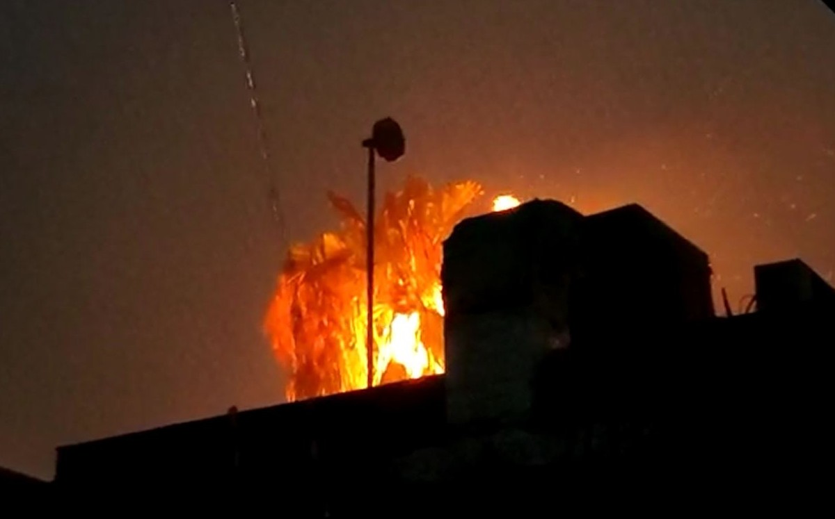 Cae rayo e incendia palmera en Guadalupe