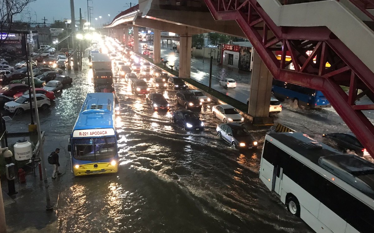 Avenida Universidad a 'vuelta de rueda' por inundaciones