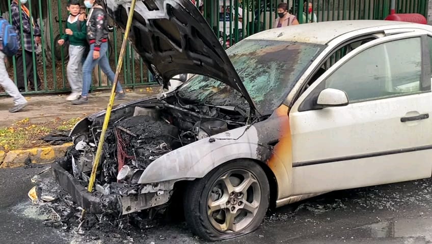 Se incendia carro afuera de la Clínica 171 del IMSS