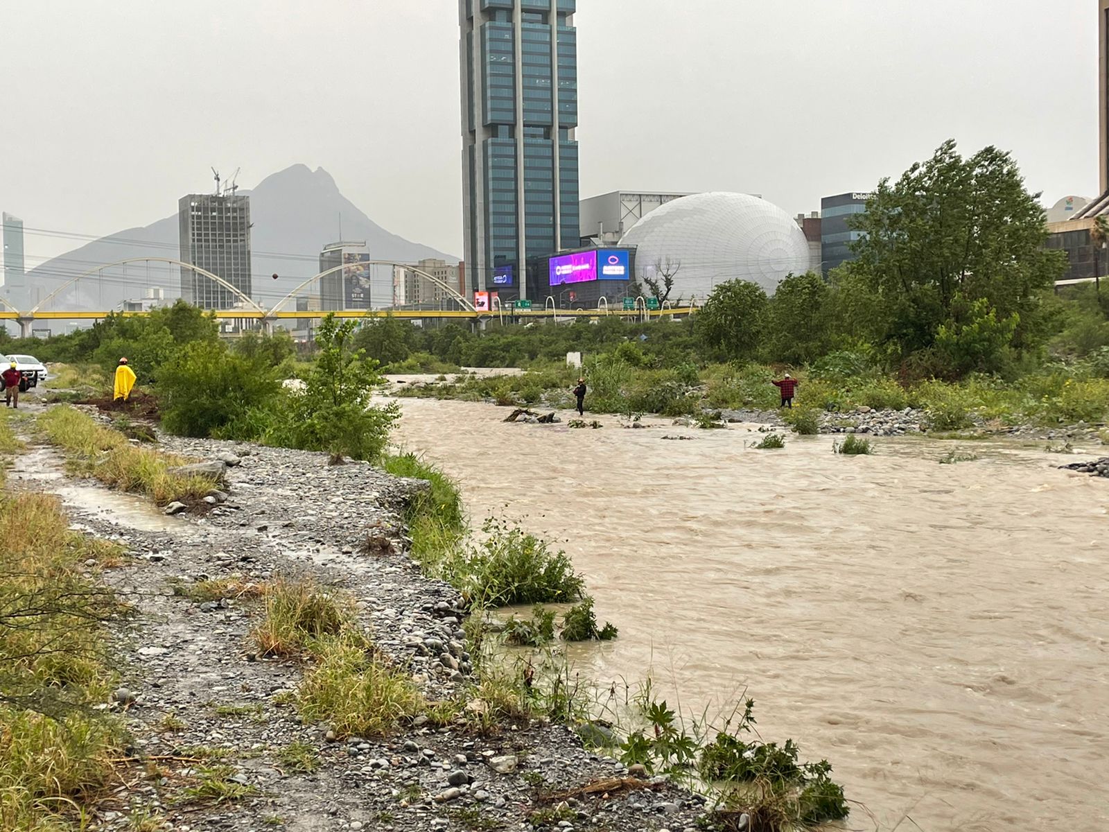 Rescatan a dos hombres tras ser arrastrados por corriente en el río Santa Catarina 
