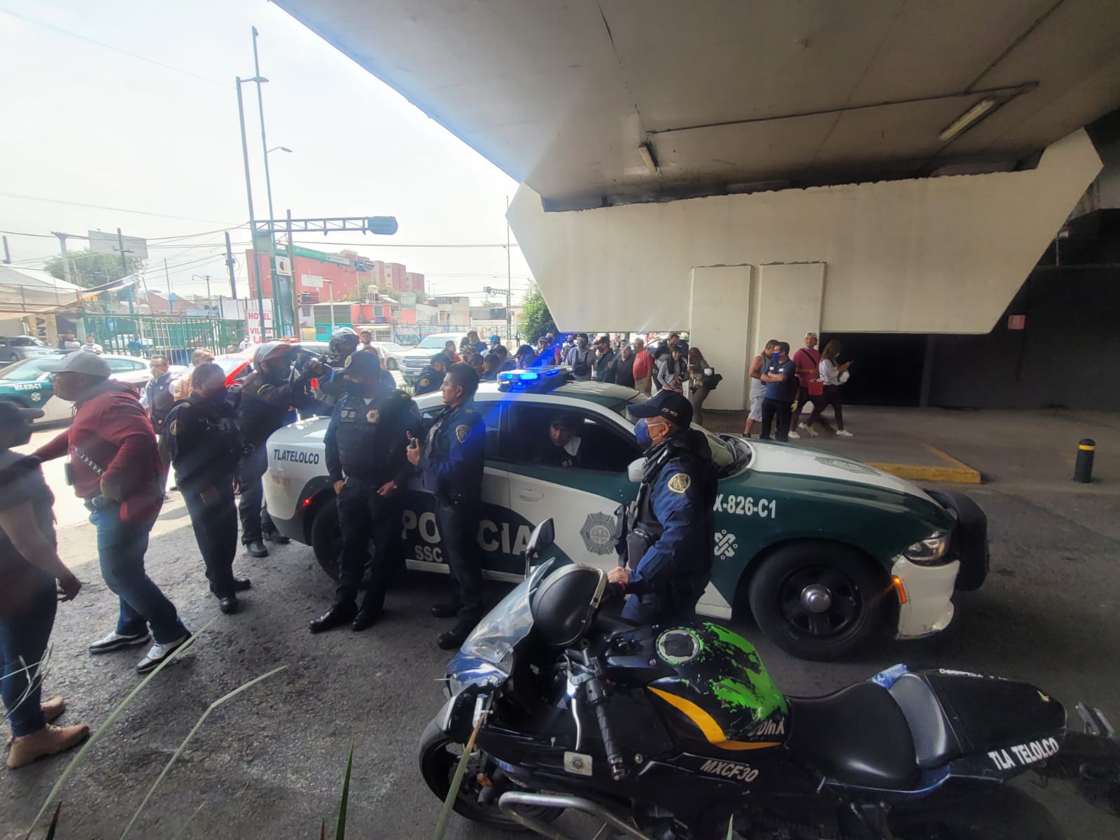 Choca patrulla de Policía de Investigación tras persecución a presunto feminicida en GAM
