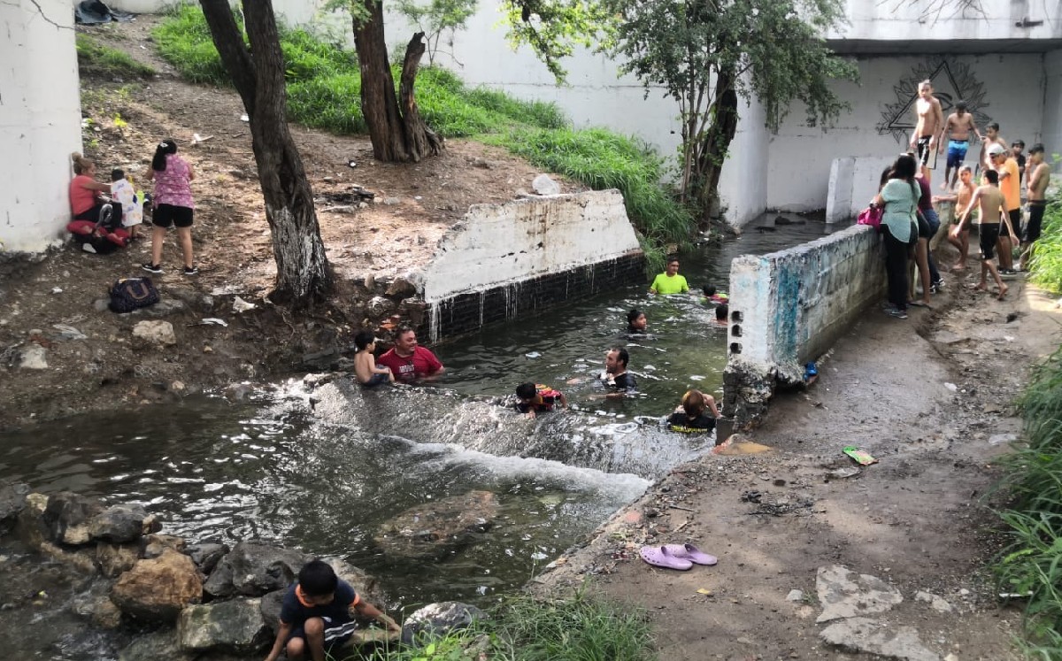 Reaparece ojo de agua y aprovechan para darse ‘chapuzón’ en colonia Topo Chico