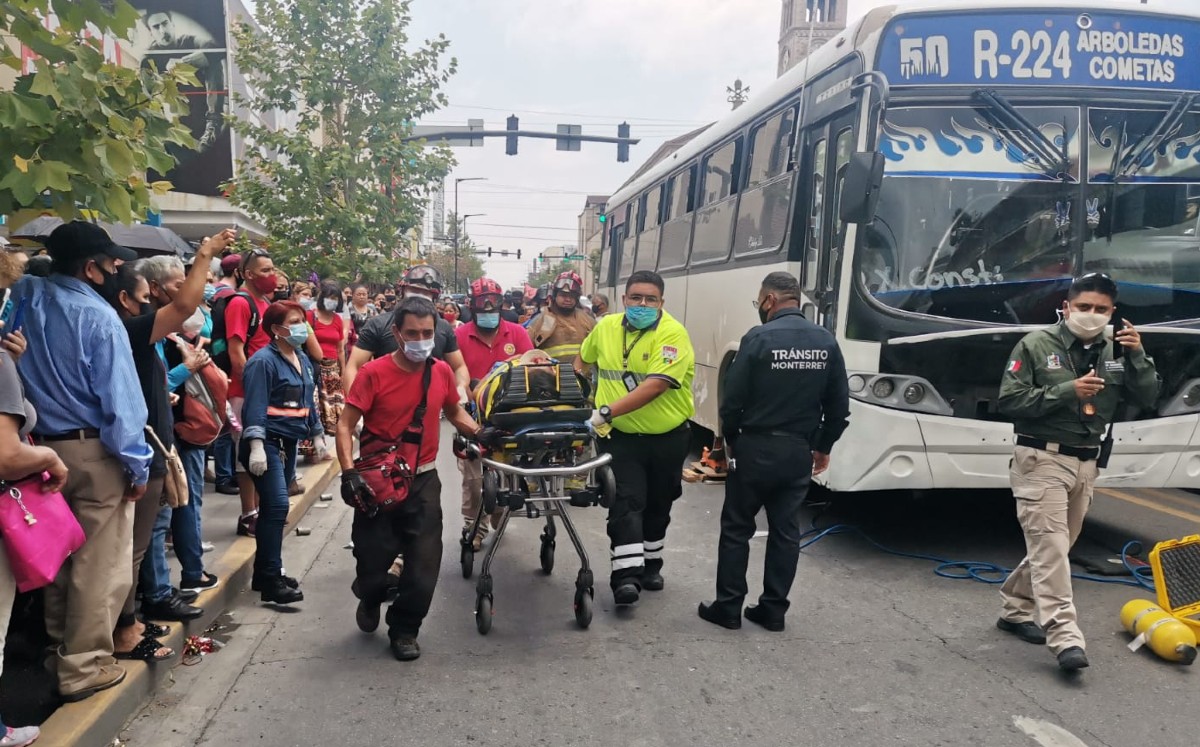 Mujer es atropellada y arrastrada varios metros por camión urbano en el Centro de Monterrey