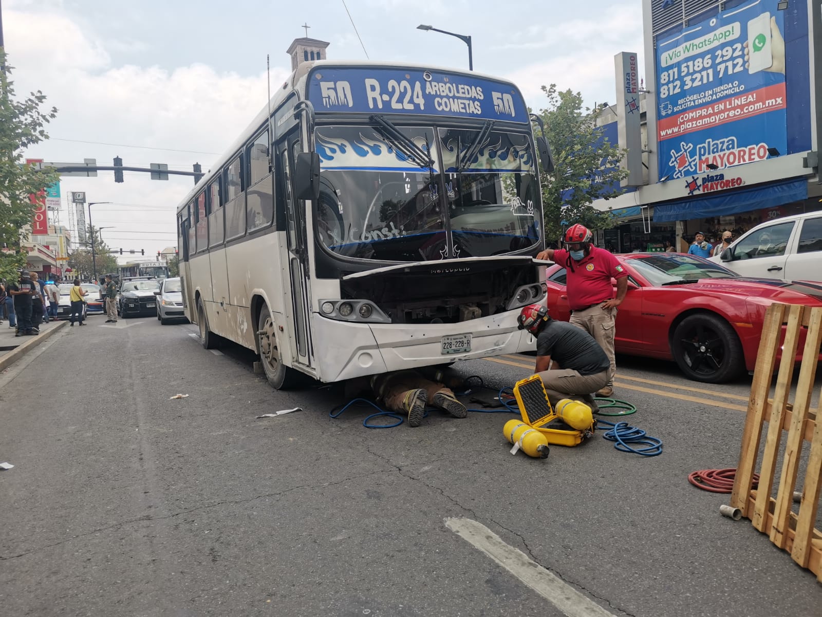 Mujer es atropellada y arrastrada varios metros por camión urbano en el Centro de Monterrey