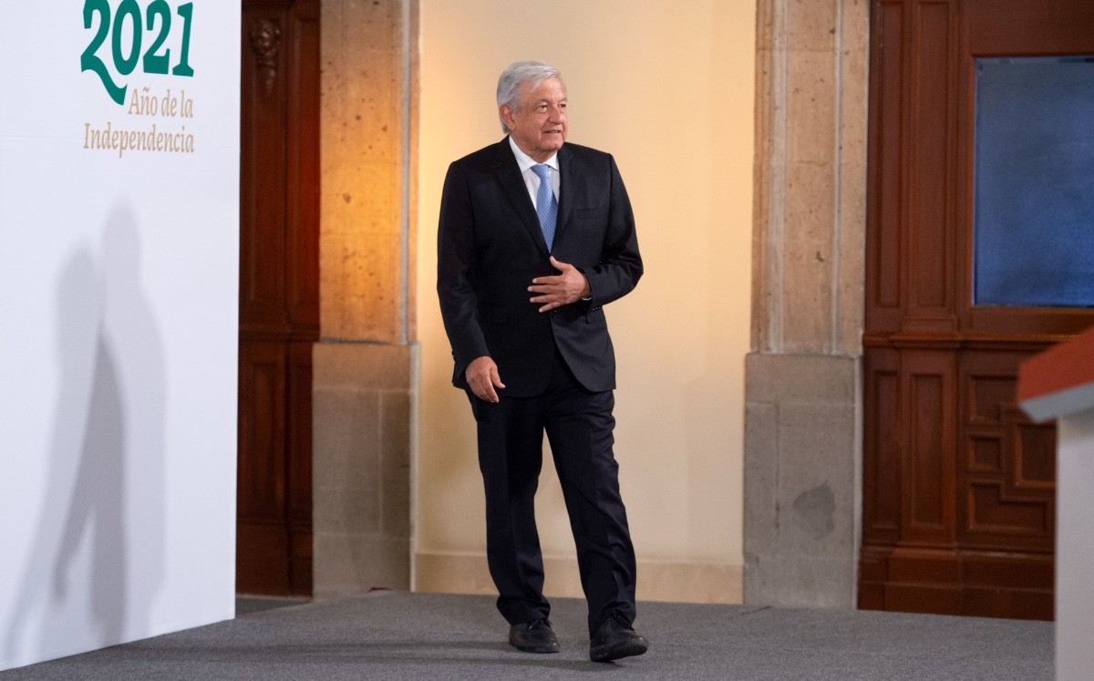 AMLO recibirá tarjeta de pensión universal para adultos mayores