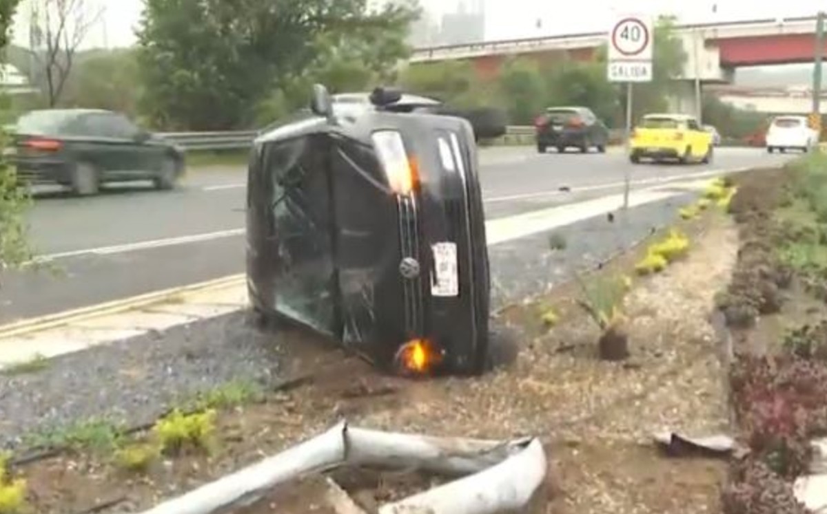 Vuelca conductora, tira poste y se sube a camellón en avenida Morones Prieto