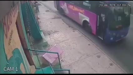 Chofer de Ruta 202 acelera y pone en peligro a madre de hijo que bajaban del camión