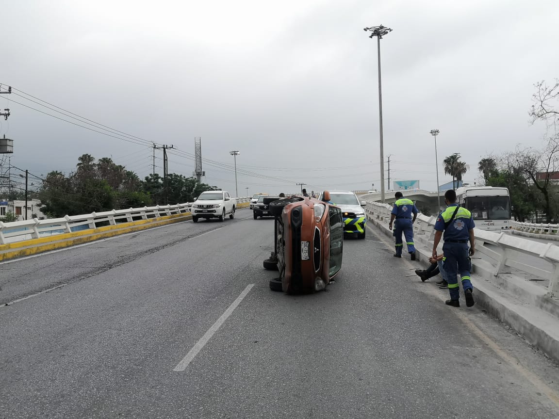 Por aparente cerrón, conductora queda semivolcada en avenida Manuel L Barragán