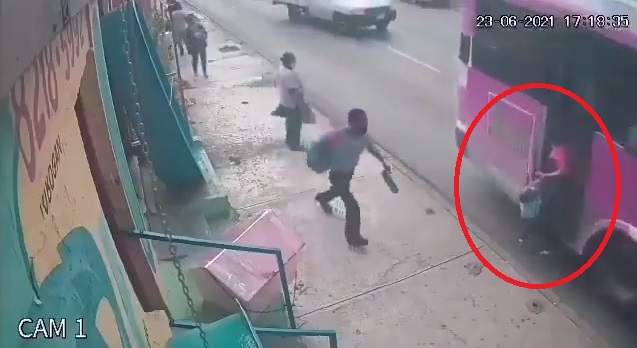 VIDEO: Chofer de Ruta 202 acelera y pone en peligro a madre e hijo que bajaban del camión