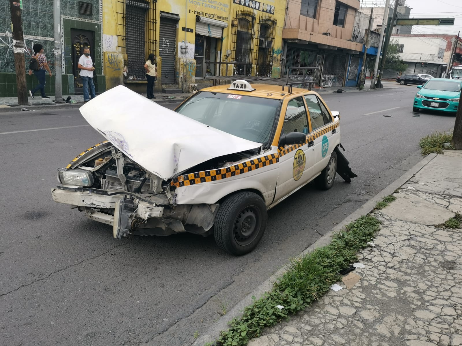 Protagonizan taxi y ruta urbana aparatoso choque en el Centro de Monterrey