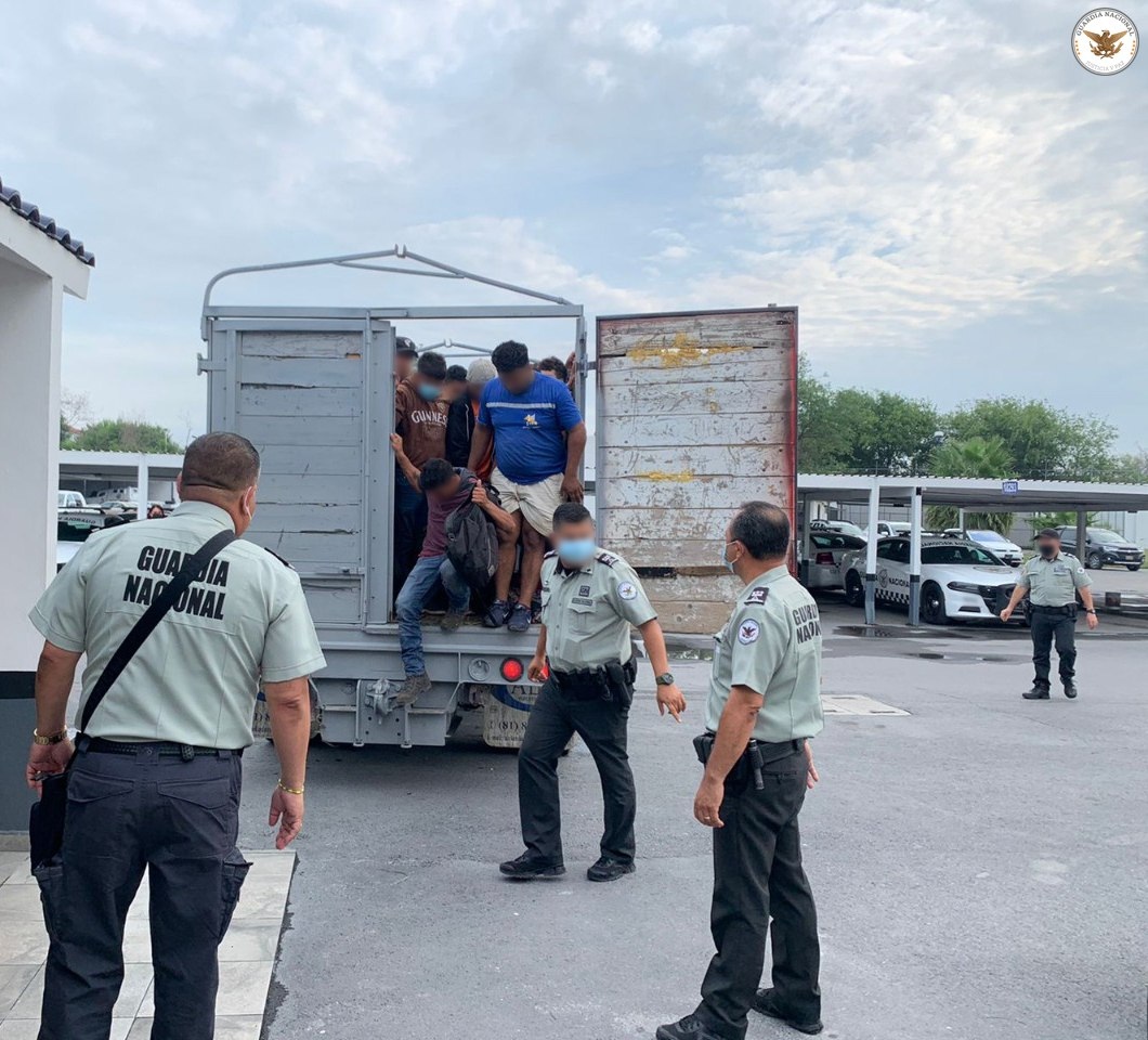 Bebés y decenas de migrantes más son rescatados mientras viajaban sobre Carretera Saltillo-Monterrey