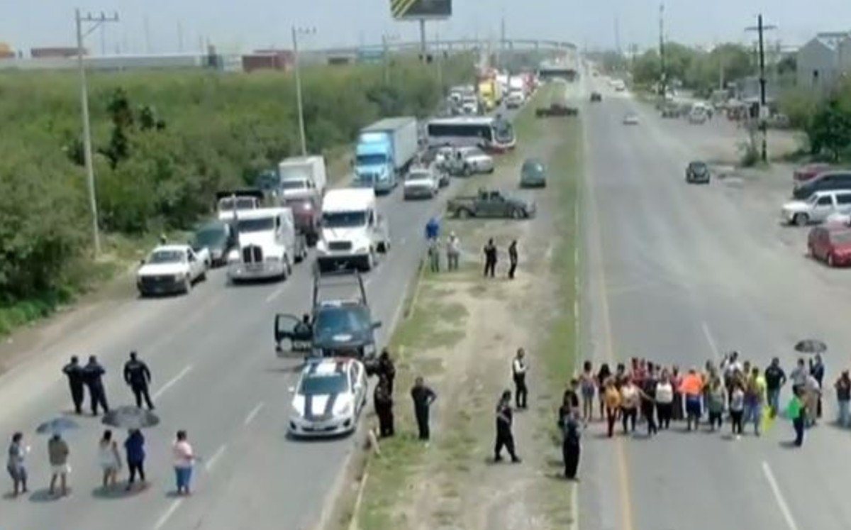 Protesta paraliza Carretera a Colombia en Salinas Victoria
