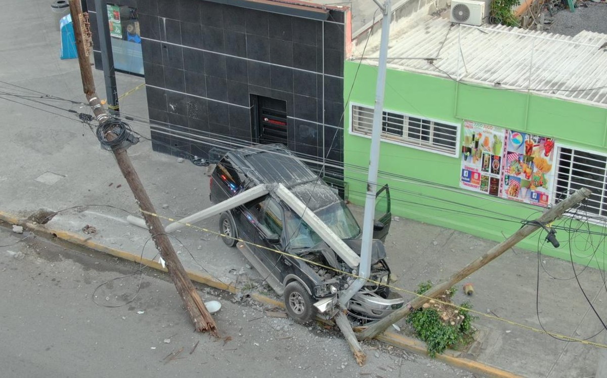 Conductor huye tras derribar postes en la colonia Acero