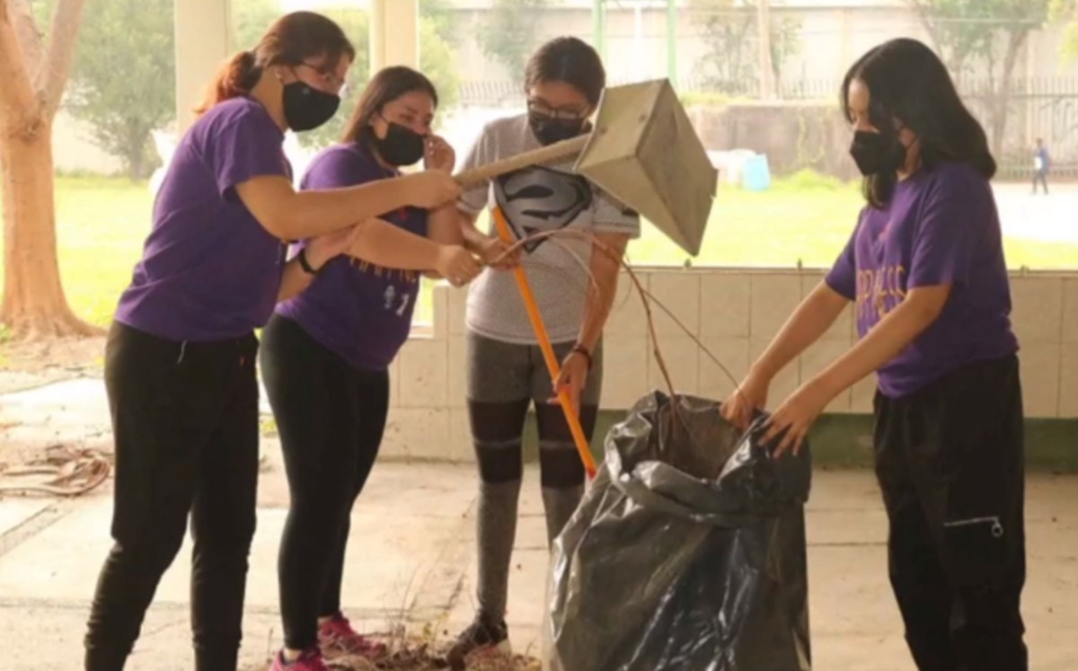 Estudiantes de la Prepa 2 de la UANL dan mantenimiento a escuela en Guadalupe 
