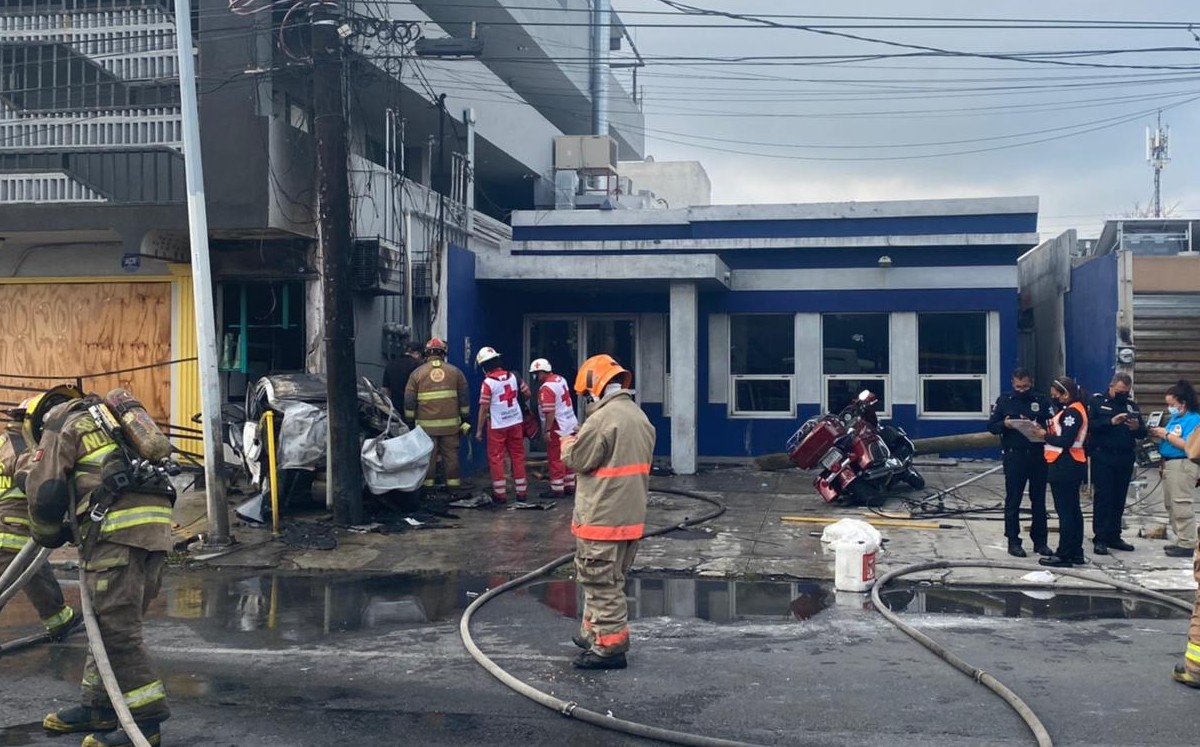 Automovilista se impacta contra poste y restaurante en avenida Leones; hay un muerto