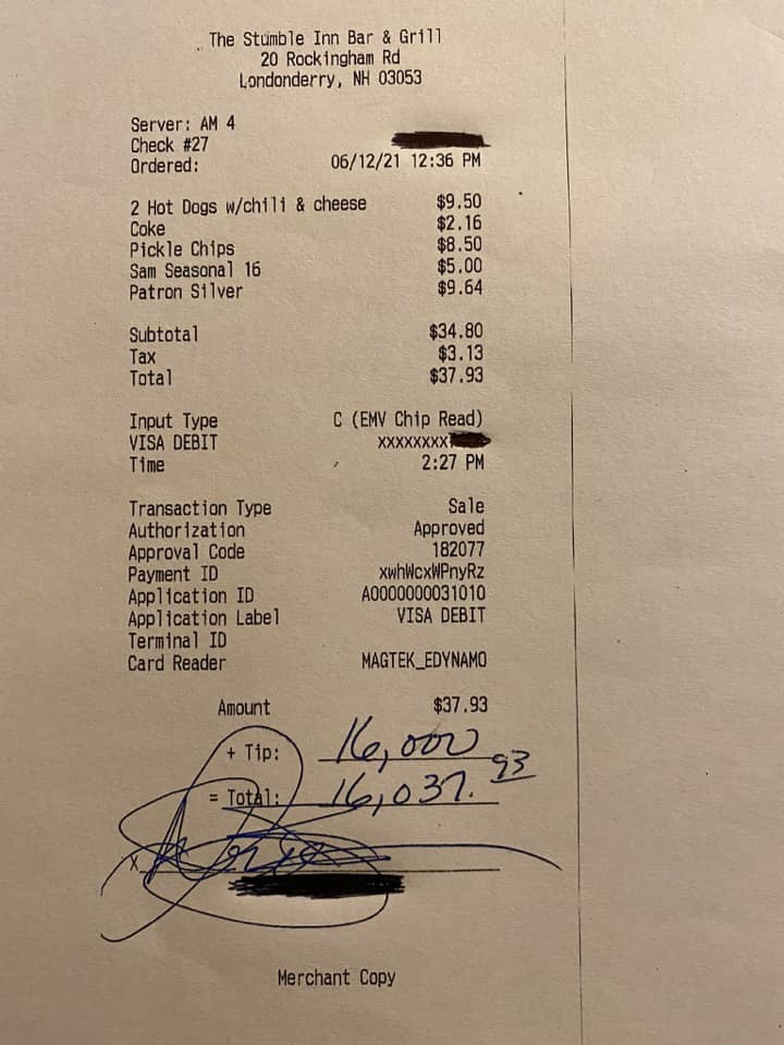 Cliente se come dos hot dogs y deja propina de más de 300 mil pesos