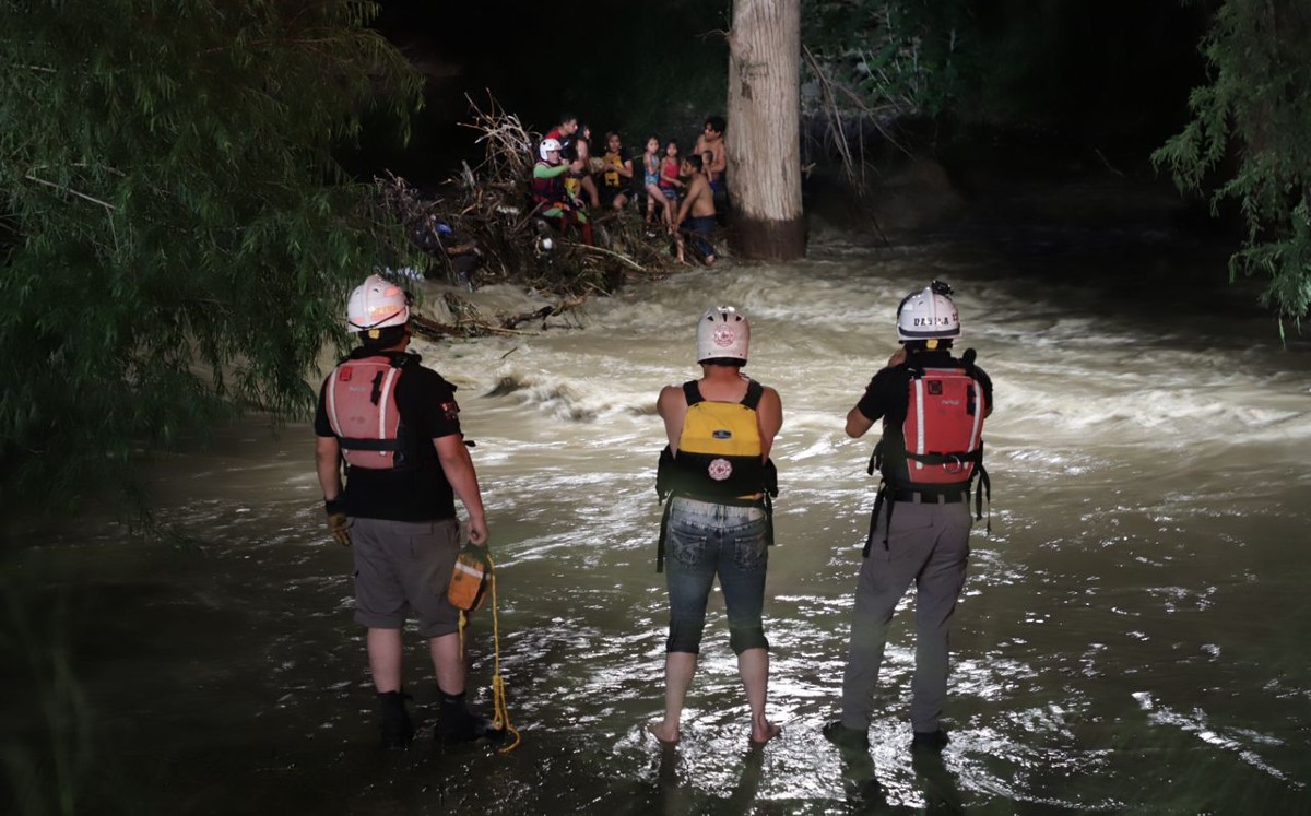 Rescatan a familia tras quedar en medio de corriente en el río La Silla 