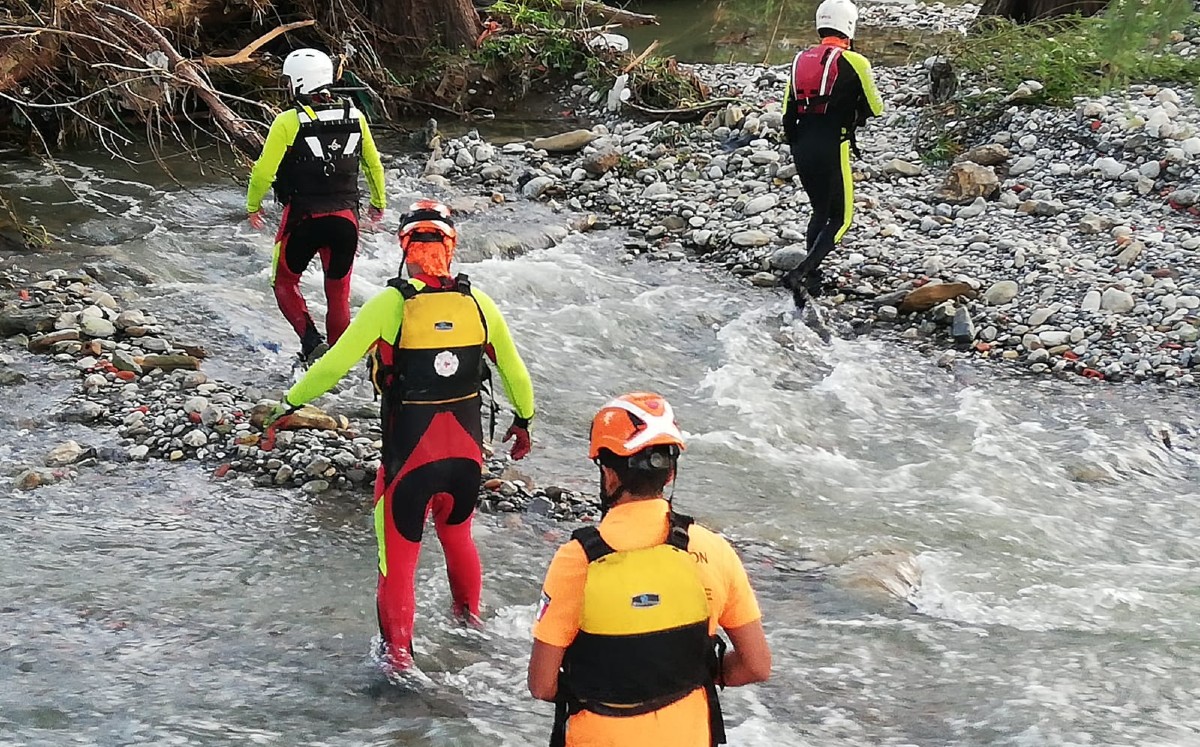 Reanudan búsqueda de mujer arrastrada por corriente en el río La Silla