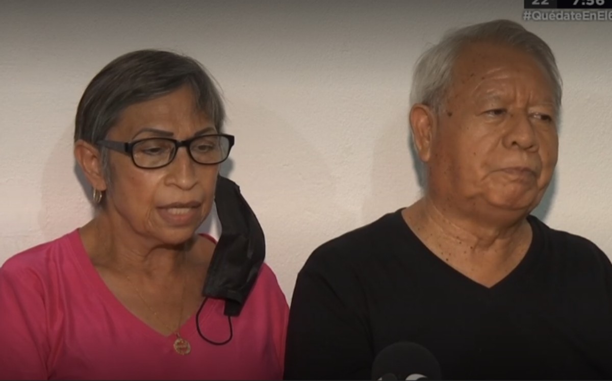 Pareja de abuelitos agradece con una comida a jóvenes que los rescataron de corriente
