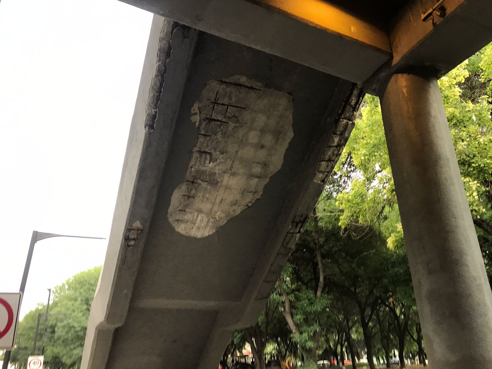 Puente 'sufre' falta de mantenimiento en el Centro de Monterrey 