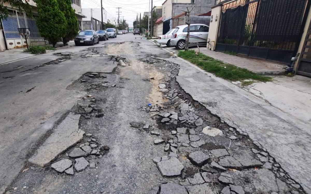 Pavimento en mal estado complica vialidad y daña autos en colonia Hacienda La Silla