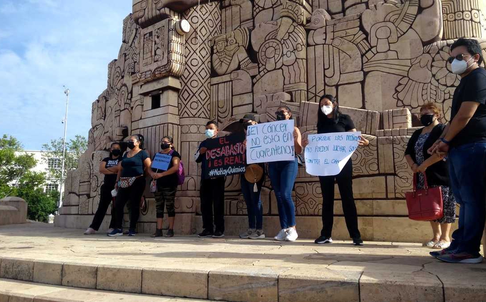 Protestan familias de niños con cáncer por falta de medicamentos en Veracruz y Mérida