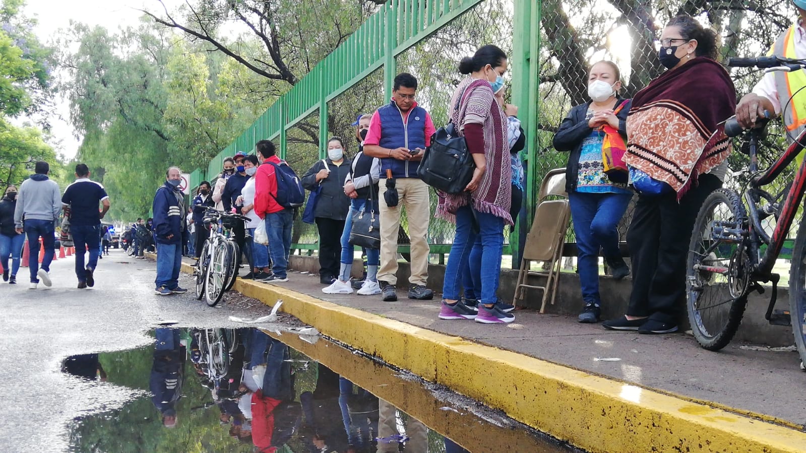 Leoneses de 50 a 59 años esperan hasta 4 días para vacunarse