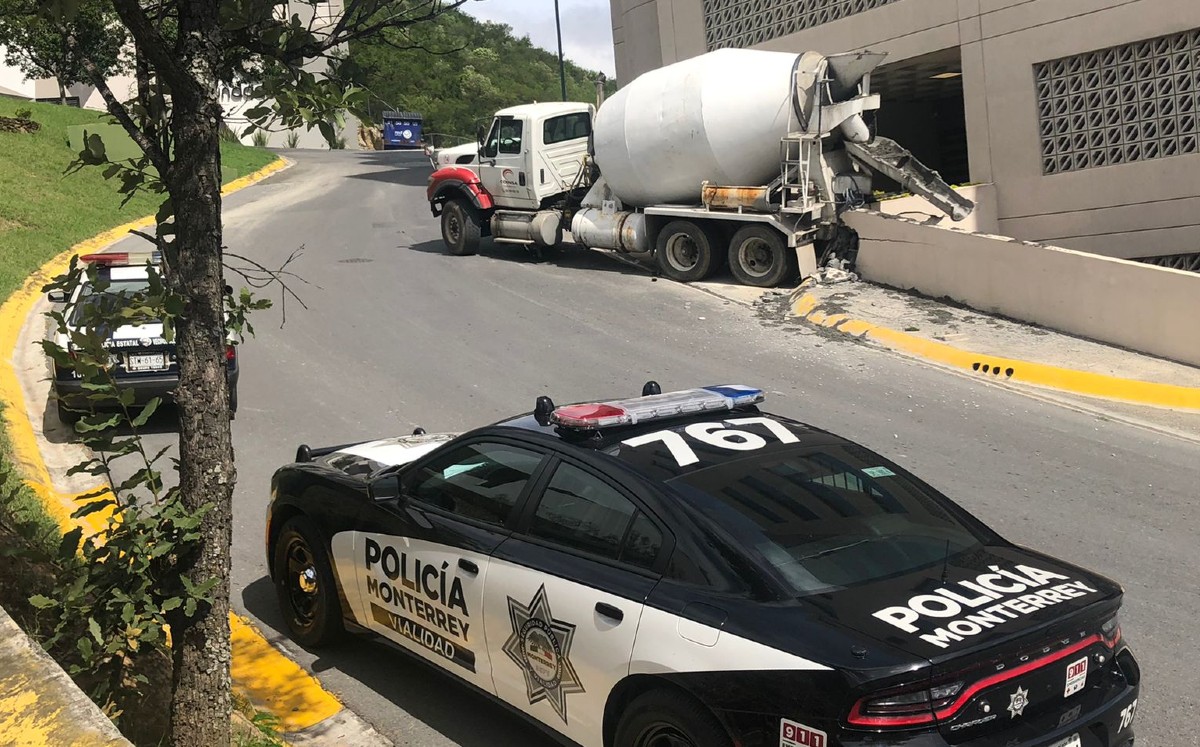 Revolvedora se queda sin combustible y se impacta de reversa contra barda en la colonia Montecristo