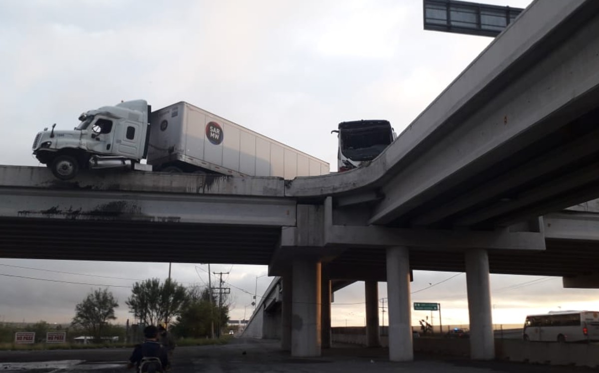 Tráiler a punto de caer de paso elevado tras accidente vial en Salinas Victoria