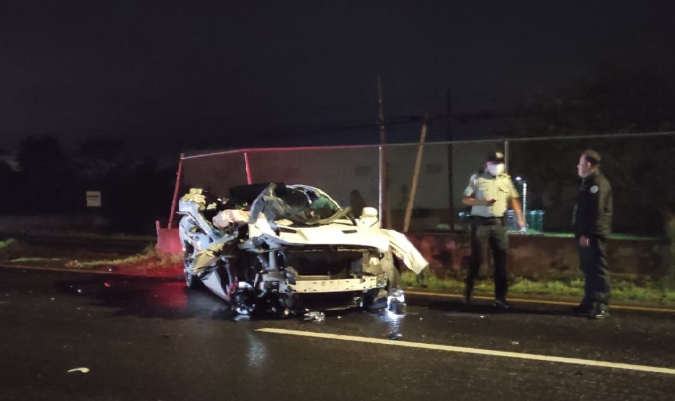 Automóvil deportivo es abandonado tras choque contra un tráiler