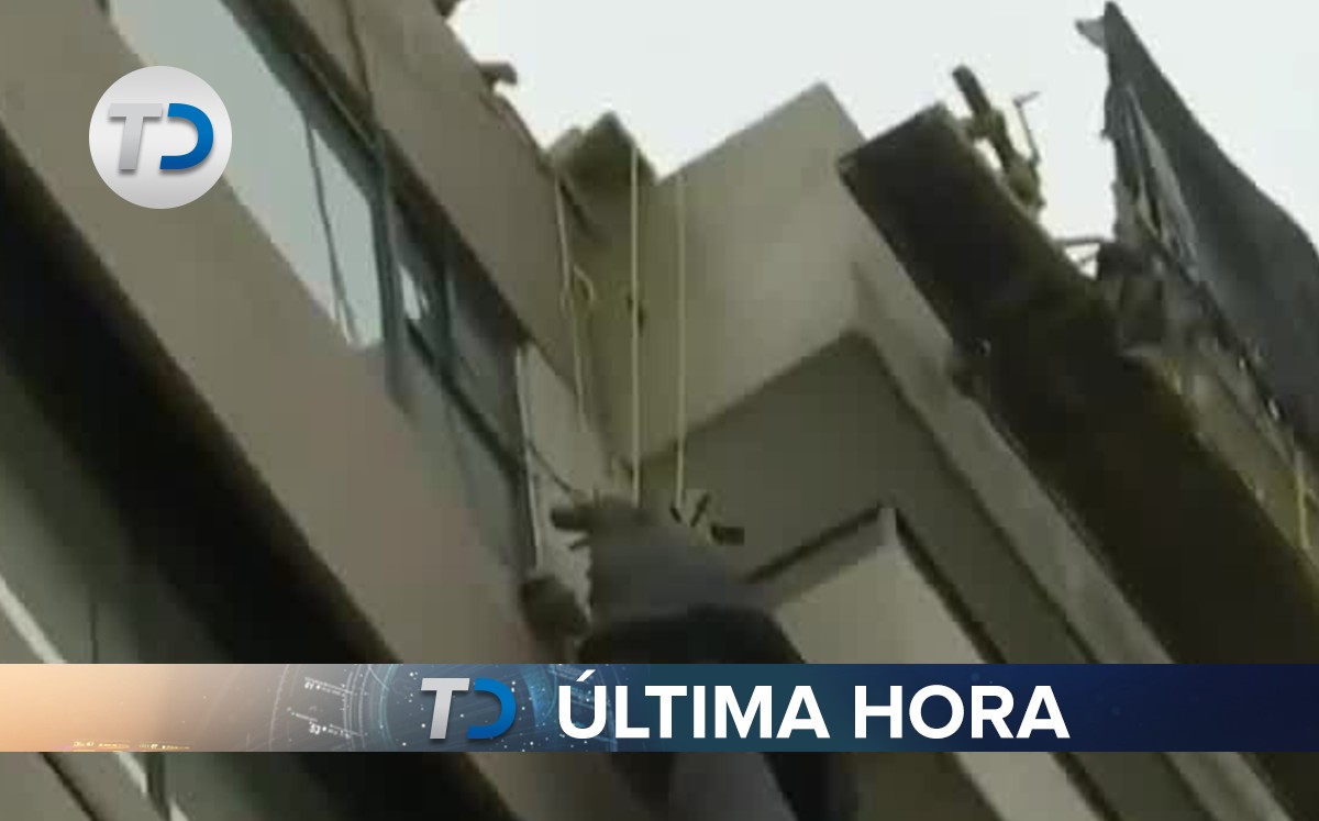 Trabajadores caen desde lo más alto de un edificio en la Benito Juárez