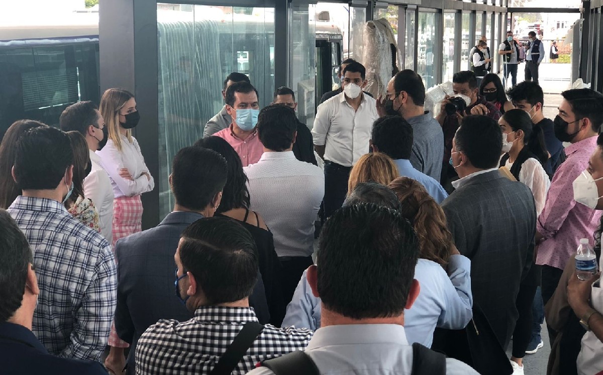 Samuel García y alcaldes electos de NL 'prueban' transporte público de Jalisco