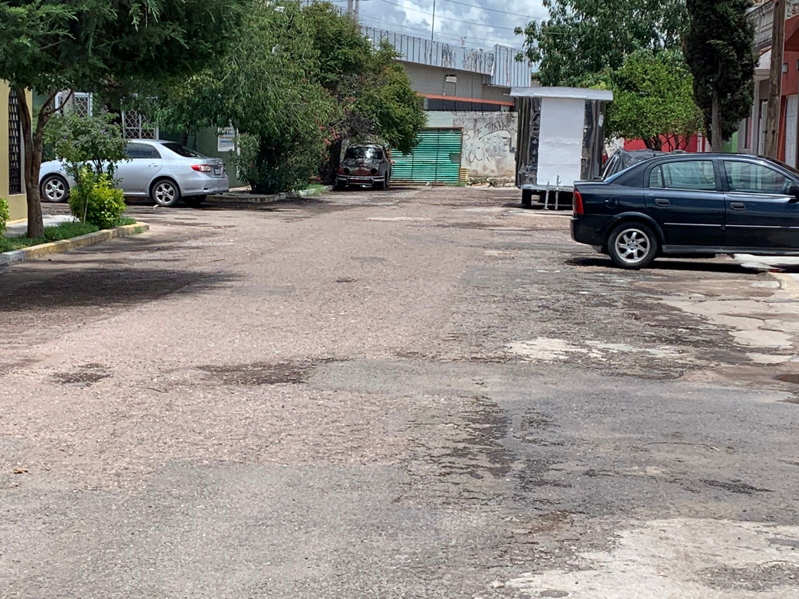 Baches, robos y falta de iluminación, predominan en calle del fraccionamiento Los Álamos