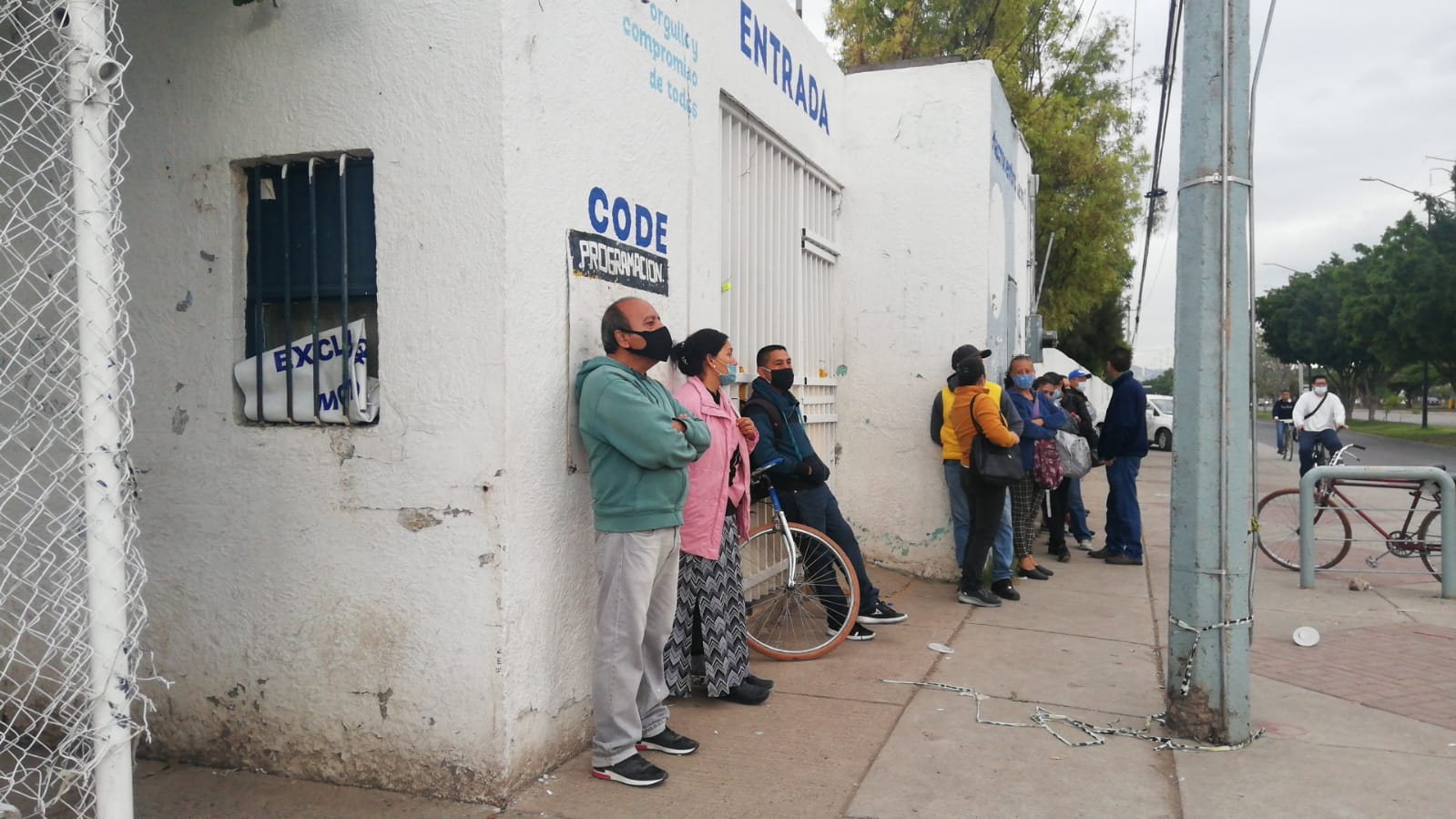 Filas de vacunación en León cortas, en primer día de Feria de Verano