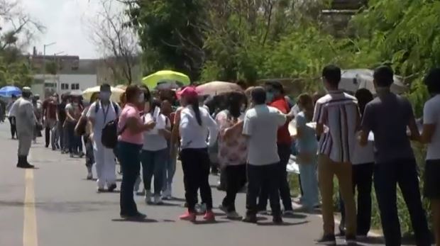 Vacunan contra Covid-19 a personal de salud en el Hospital Militar 