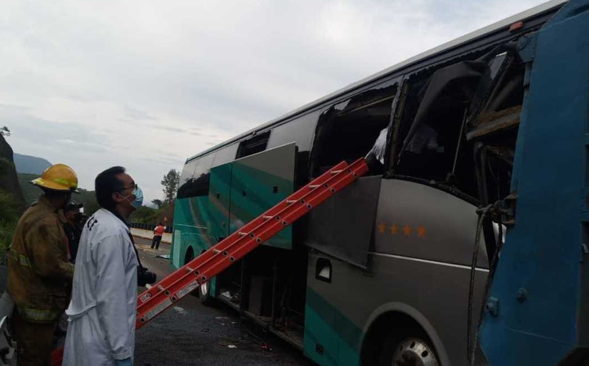 Muere una persona y quedan 3 lesionadas tras choque de autobús en Autopista del Sol