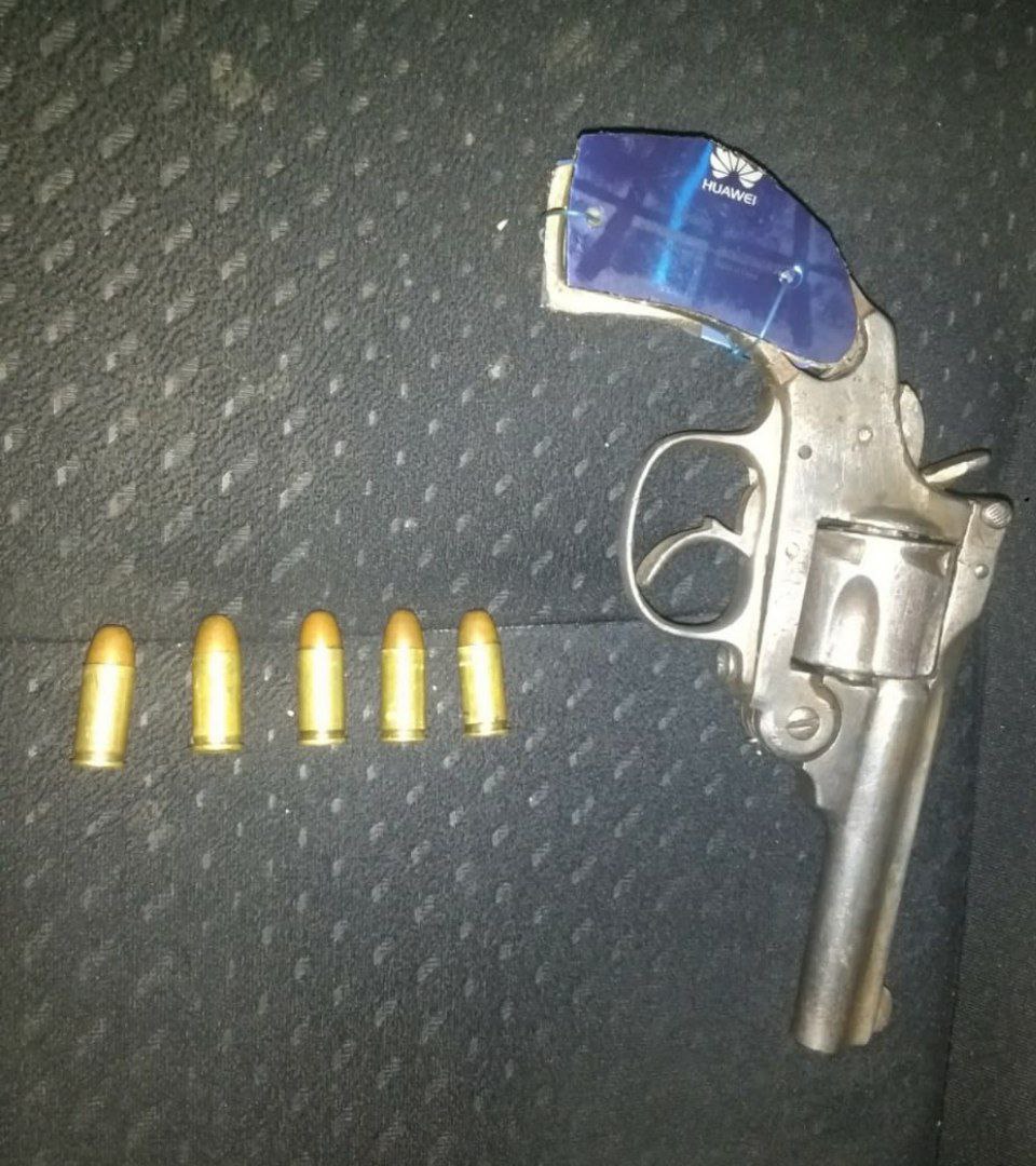 Detienen a menor por la portación de un arma en Medina